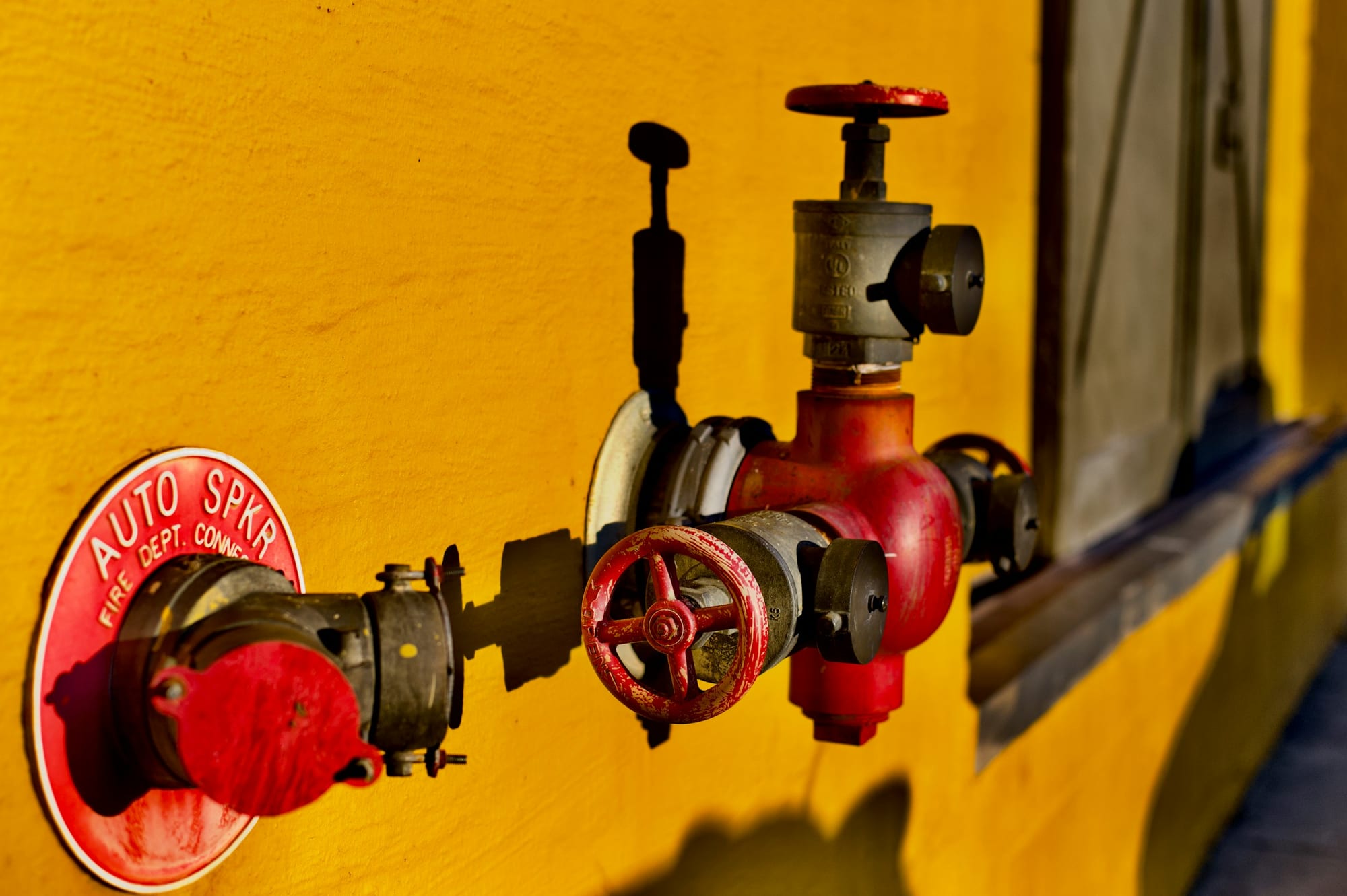 Hydrant landing valve on an industrial fire-protection riser